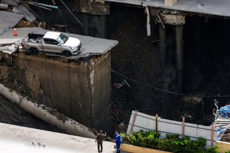 50 Meter Deep hole appeared in Middle of the Road, Here’s how